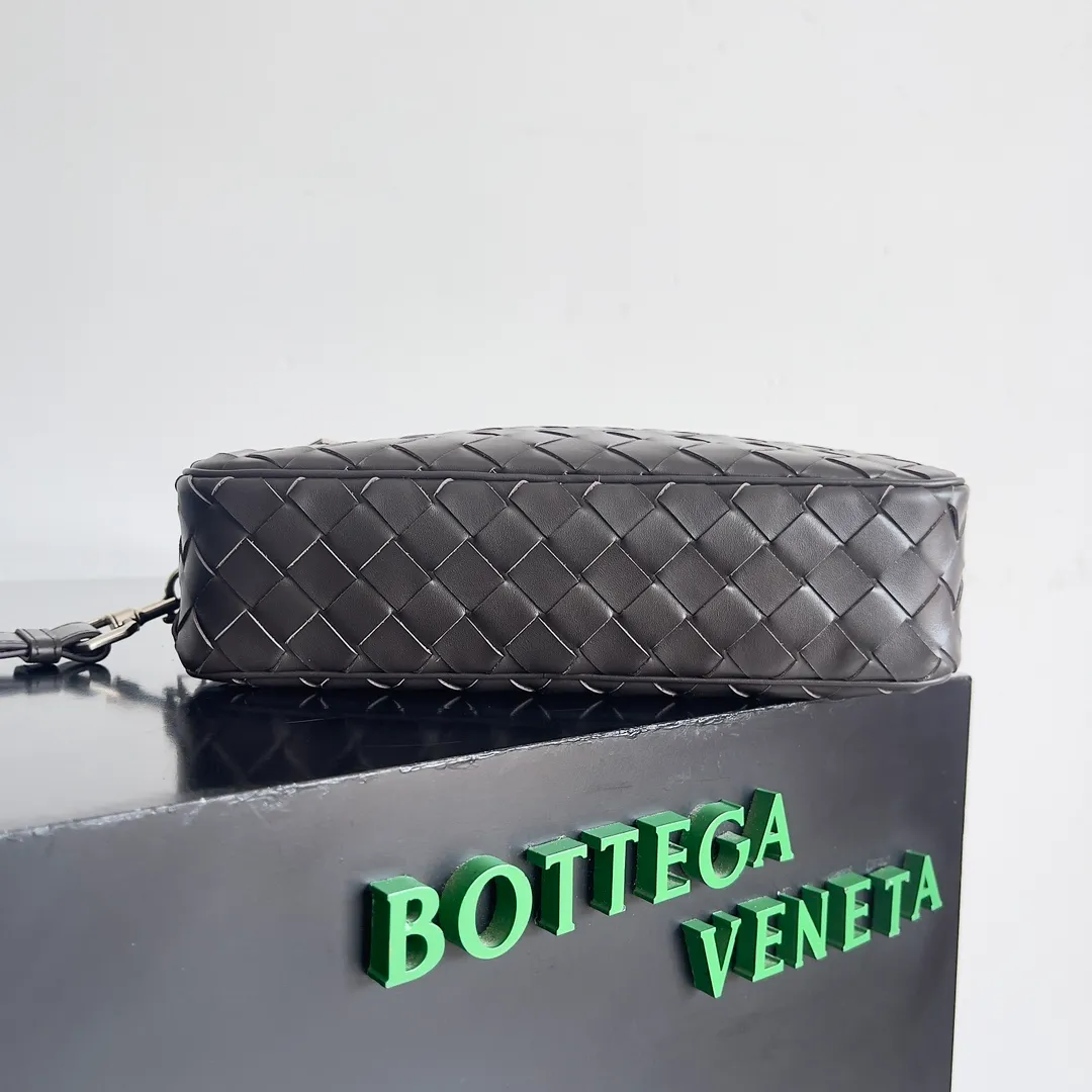 Batch 1660 BOTTEGA VENETA new men's INTRECCIATO woven wristband clutch bag. This is a clutch bag that can be hung on the wrist. It is more portable than other clutch bags. It can also hold some daily necessities. It is small and does not take up space to carry with you. The cow leather is durable and rich in texture. The classic weave is low-key and high-end. There are six card slots inside, which is very suitable for storing various cards such as ID cards and driver's licenses when traveling✈️ Style number: 777390 Size: 25*15*6.5cm